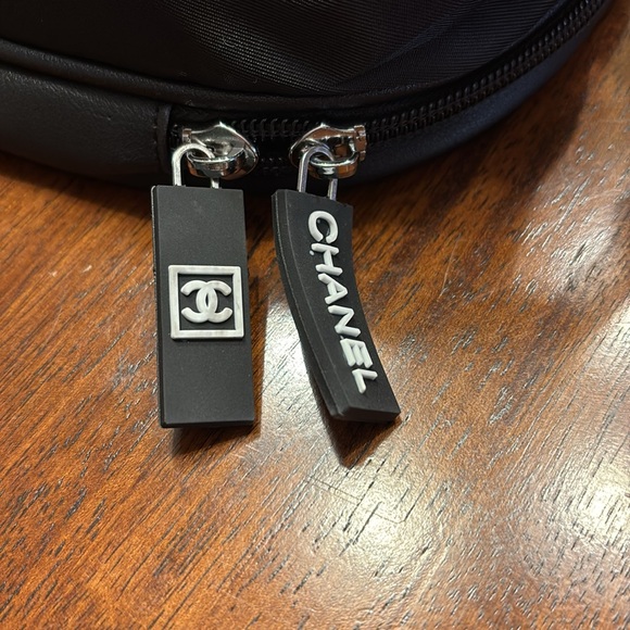 Brand new Chanel black nylon large make up pouch/clutch/bag NWOT - Picture 4 of 7